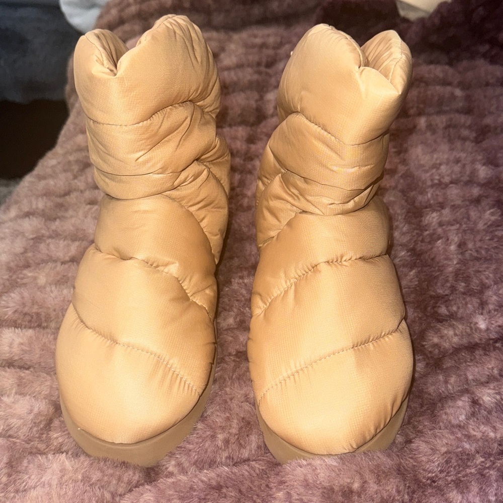 New warm and cozy Piume Studio Luna ankle Boots, camel color , size 36, us 5.5